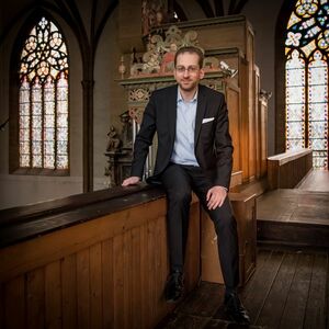 Martinikantor Ulf Wellner an der historischen Orgel in der Martinikirche