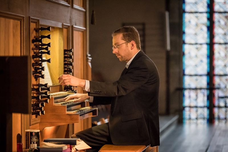 Ulf Wellner an der historischen Orgel in der Martinikirche