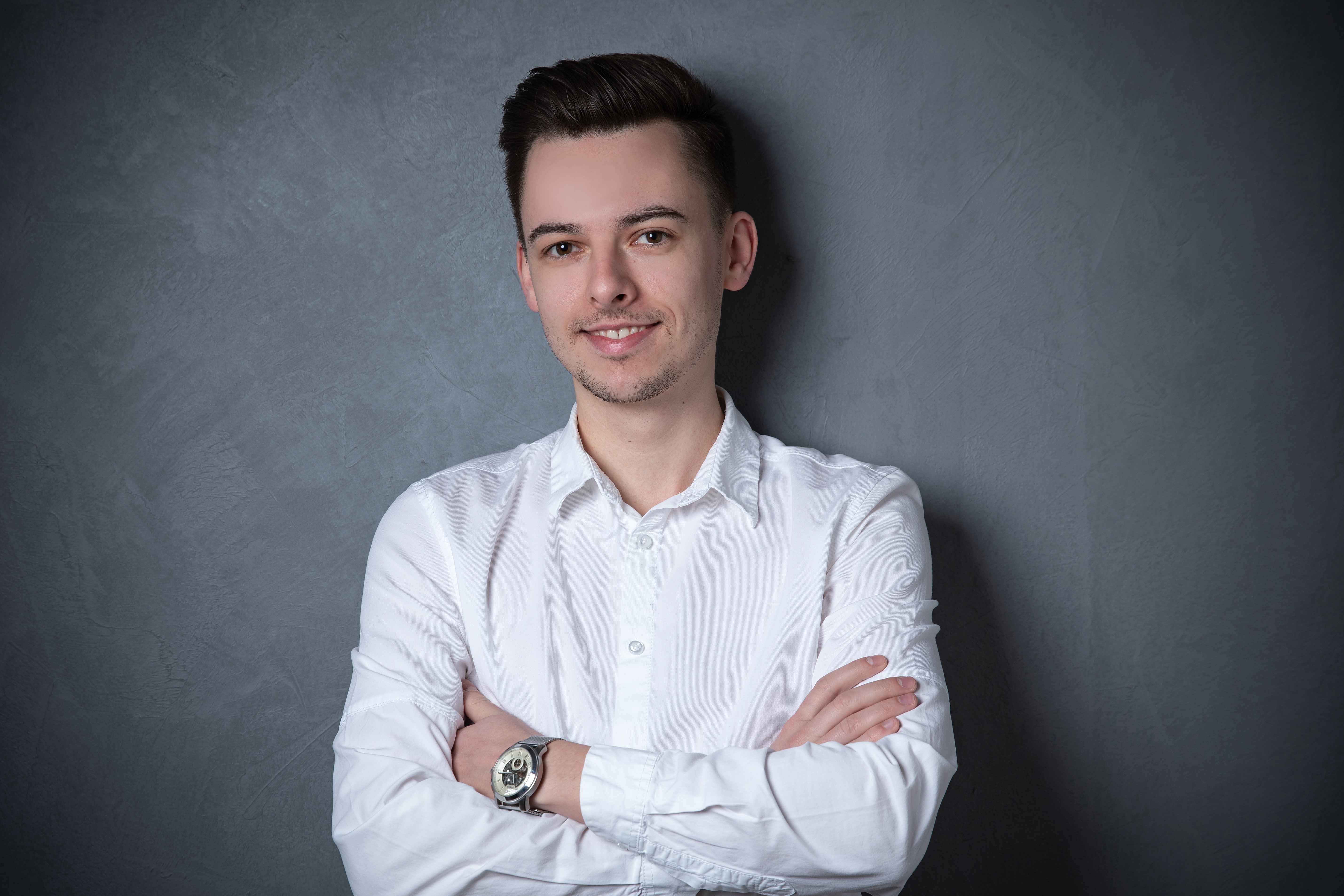 Ulf Wellner an der historischen Orgel in der Martinikirche